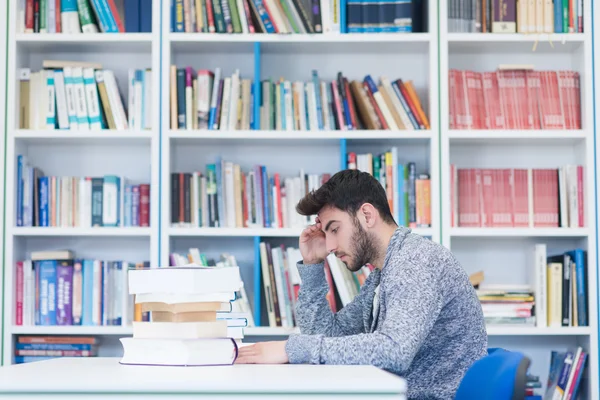 Portret van de student tijdens het lezen van boeken in de schoolbibliotheek — Stockfoto