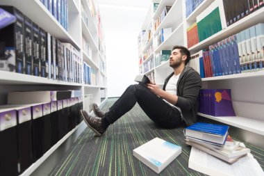 Okul kütüphanesinde öğrenci eğitimi