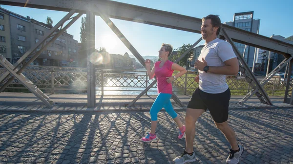 Saudável casal jogging — Fotografia de Stock