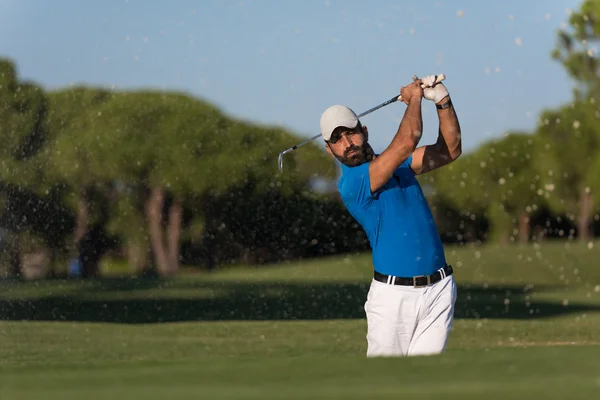 Golfista profissional batendo um bunker de areia tiro — Fotografia de Stock