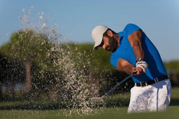 Профессиональный гольфист, попавший в песчаный бункер — стоковое фото