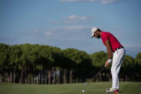 Jogador de golfe bater tiro no escuro — Fotografia de Stock