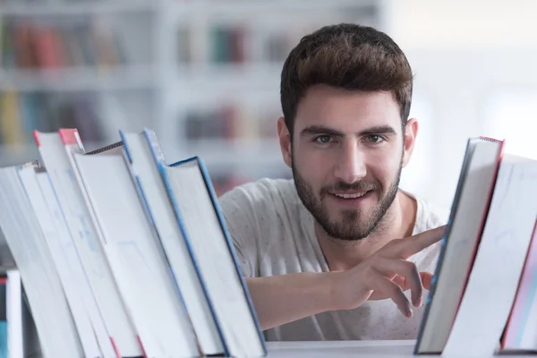 Étudiant à la bibliothèque de l'école — Photo