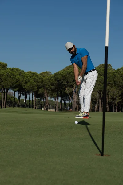 Golfspeler raken beschoten zonnige dag — Stockfoto