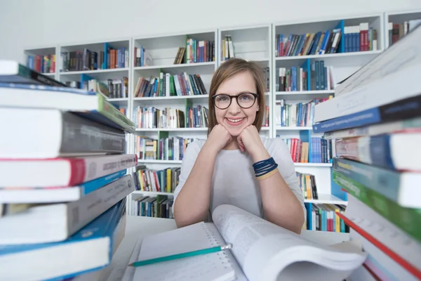 Diáklány tanulmány könyvtár, tabletta — Stock Fotó
