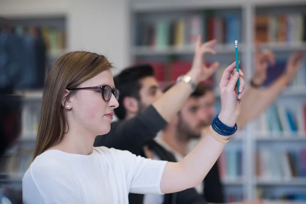 Studentengruppe hebt die Hände — Stockfoto