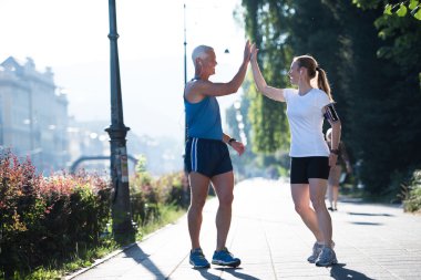 Çift tebrik eder ve bitirmekten mutlu olur.