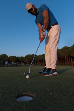 golf sahasında atış isabet golfçü