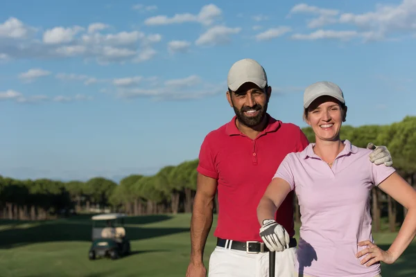 Portret van paar op golfbaan — Stockfoto