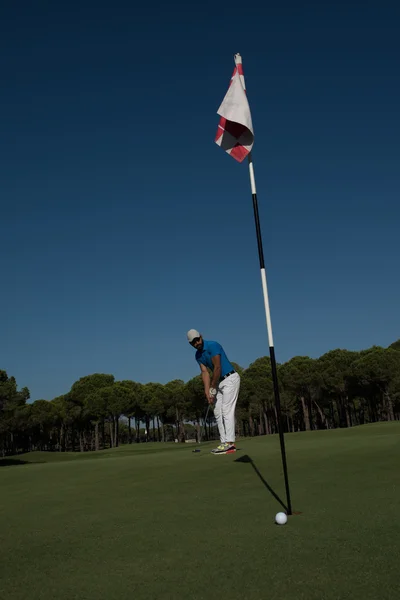 Jogador de golfe bater tiro no dia ensolarado — Fotografia de Stock