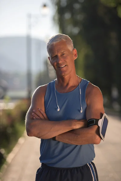 Retrato de bonito homem de corrida sênior — Fotografia de Stock