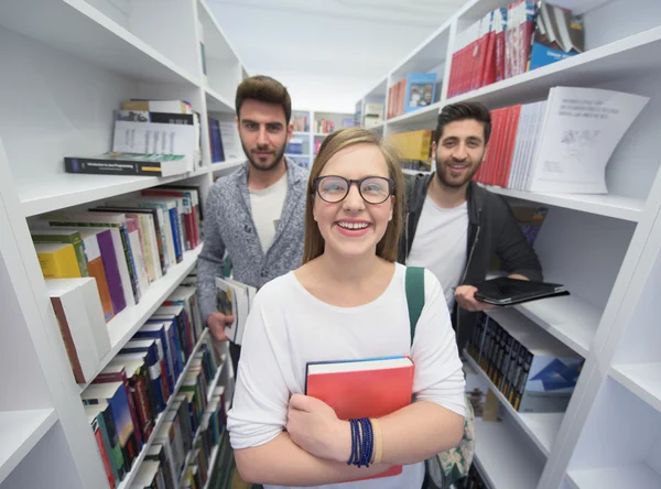 Gruppo di studenti nella biblioteca scolastica — Foto Stock