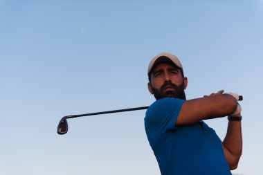 golf sahasında Sunset'teki golfçü portre