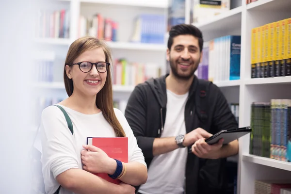 Gruppo di studenti nella biblioteca scolastica — Foto Stock