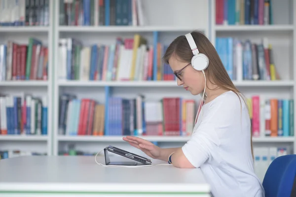 Kobiece student studium w bibliotece, przy użyciu tabletu — Zdjęcie stockowe