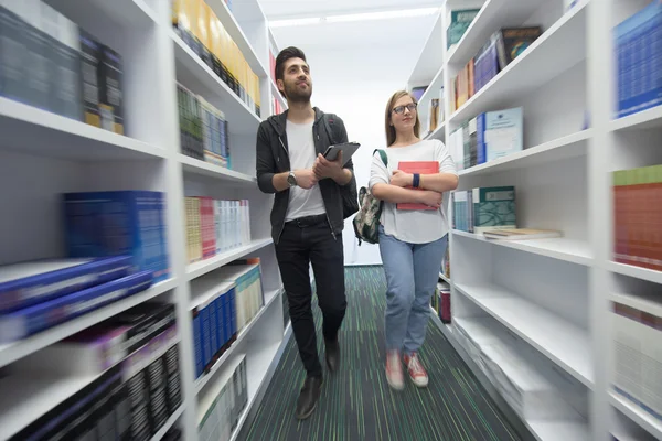 Grupo de alunos na biblioteca da escola — Fotografia de Stock