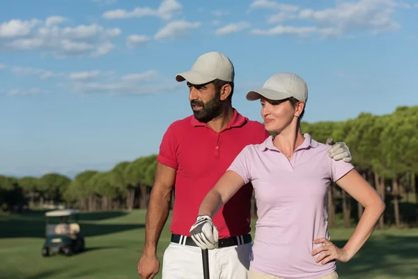 Retrato de casal no campo de golfe — Fotografia de Stock