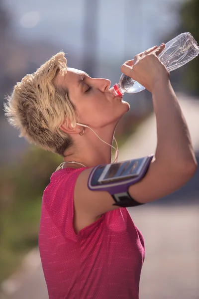 Mujer beber agua después de correr — Foto de Stock