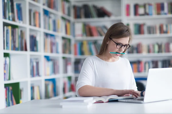 Kvinnlig student studera i skolans bibliotek — Stockfoto