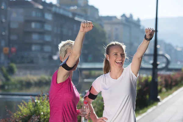 Felicitar y feliz de terminar el entrenamiento de la mañana —  Fotos de Stock