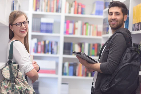 Groupe d'élèves dans la bibliothèque scolaire — Photo