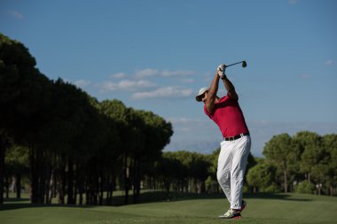 Golf oyuncu isabet uzun atış