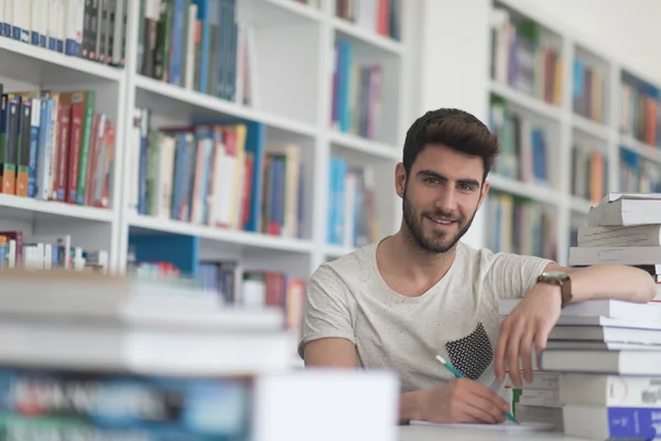 Student studie in schoolbibliotheek — Stockfoto