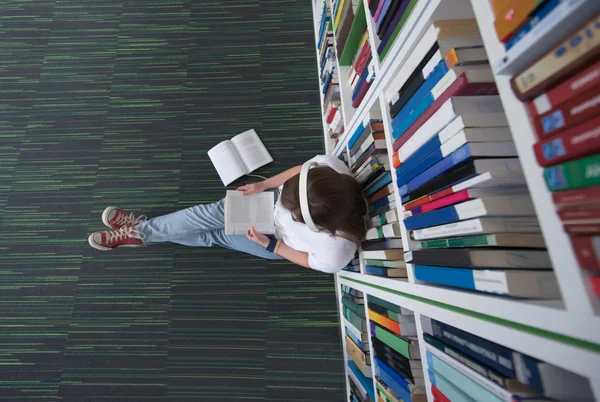 Vrouwelijke student studie in bibliotheek — Stockfoto