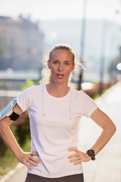 Vrouw staand joggen — Stockfoto