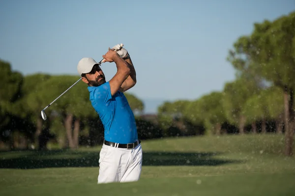 Golfista profesional golpeando un tiro bunker de arena — Foto de Stock