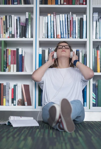 Kobiece student studium w bibliotece, przy użyciu tabletu i wyszukiwanie — Zdjęcie stockowe