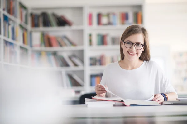 Estudante do sexo feminino estudo na biblioteca da escola — Fotografia de Stock