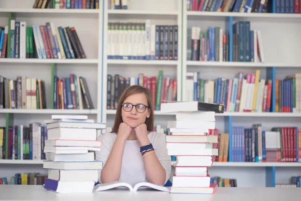 Student de sex feminin studiază în bibliotecă, folosind tabletă și căutând — Fotografie, imagine de stoc