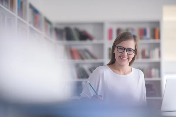 Vrouwelijke student studeren in de schoolbibliotheek — Stockfoto