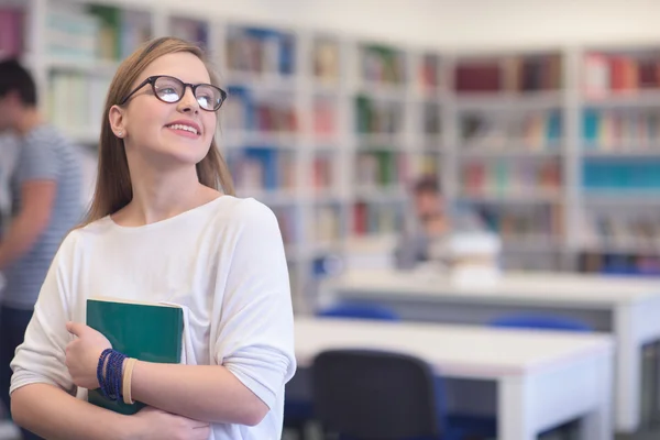 Retrato de estudante do sexo feminino na biblioteca — Fotografia de Stock