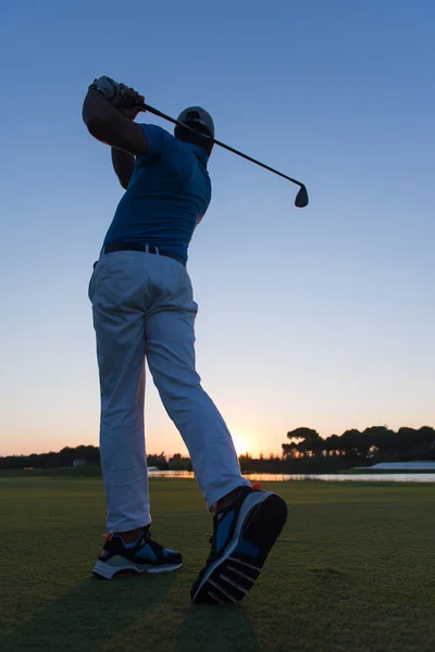 Golfista bater tiro no escuro — Fotografia de Stock