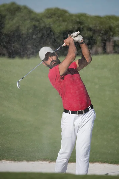 Golfista batendo um bunker de areia tiro — Fotografia de Stock