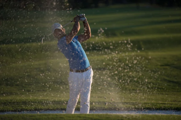 Golfozó üti a homok bunker lövés a sunset — Stock Fotó