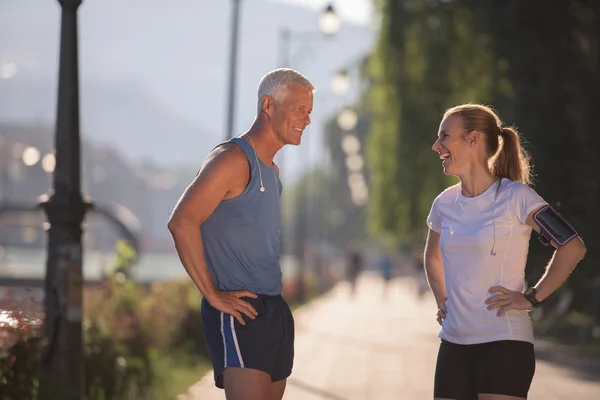 Jogging pareja planificación de la ruta de ejecución y ajuste de música — Foto de Stock