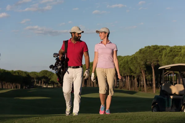 ゴルフコースの上を歩いてのカップル — ストック写真