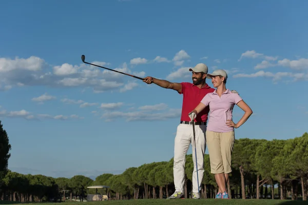 Portret van paar op golfbaan — Stockfoto