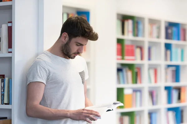 Öğrenci okul Kütüphanesi tablet araştırma için kullanma içinde — Stok fotoğraf