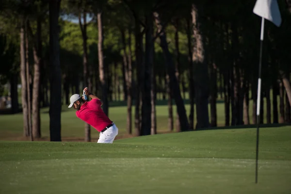 Golfspelare slår en sand bunker sköt — Stockfoto