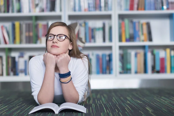 Vrouwelijke student studie in bibliotheek — Stockfoto