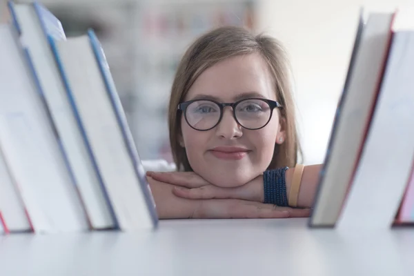 Portrét famale studenta vybrat knihu ke čtení v knihovně — Stock fotografie