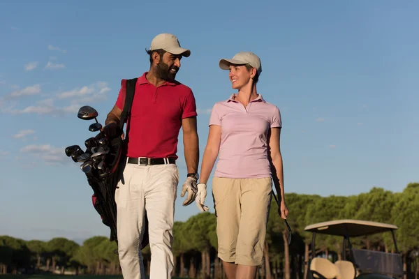 Caminhada de casal no campo de golfe — Fotografia de Stock