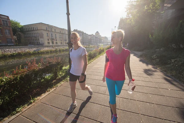 Kvinnliga vänner jogging — Stockfoto