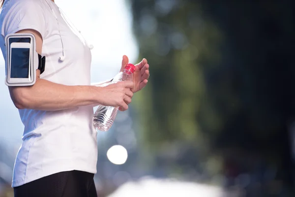 Donna bere acqua dopo aver fatto jogging — Foto Stock