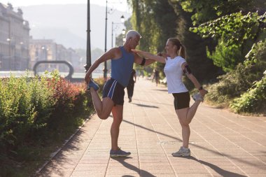 Çift koşmadan önce ısınıyor ve geriniyor.