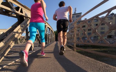 Sağlıklı çift koşuyor.